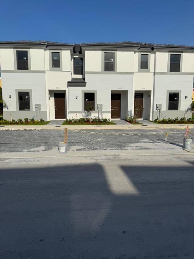 NEW CONSTRUCTION OF 45 VILLAS, 3 AND 4 BEDROOMS AVAILABLE, ALL TILED ON 1ST FLOOR, LAMINATED FLOOR UPSTAIRS, READY TO CLOSE, FHA APPROVED, SELLER WILL PAY FOR ALL CLOSING COSTS ...