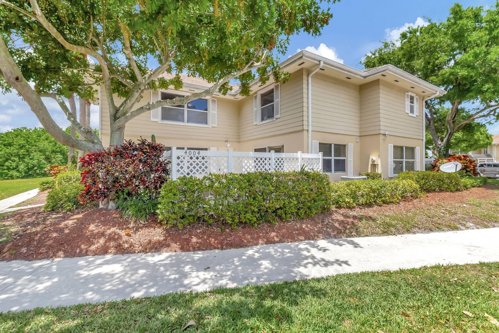 Pet Friendly Lakeview Townhome for Lease !