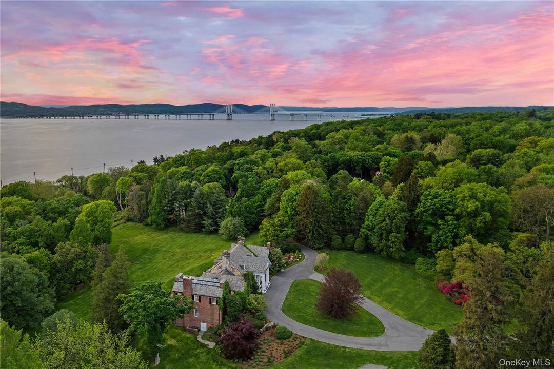 Longmeadow, nestled in the heart of Irvington s prestigious Matthiessen Park, is a true showstopper a timeless example of Hudson River grandeur.