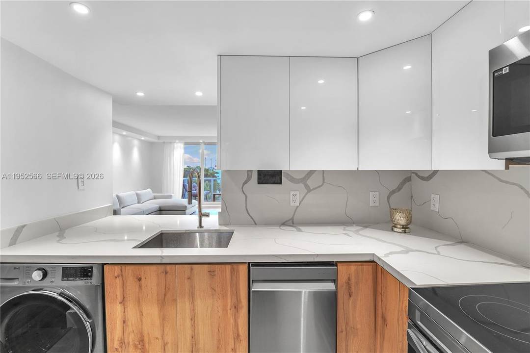 Welcome Home ! Meticulously renovated, turnkey 1BR 1BA in the heart of South Beach on highly desirable West Ave.