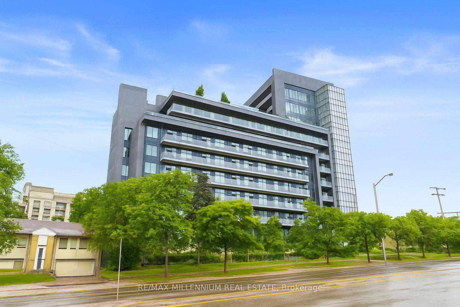 Welcome to this spacious 1 bed den, 1 bath suite in the prestigious Lotus Boutique Condo at Bayview amp ; Sheppard.
