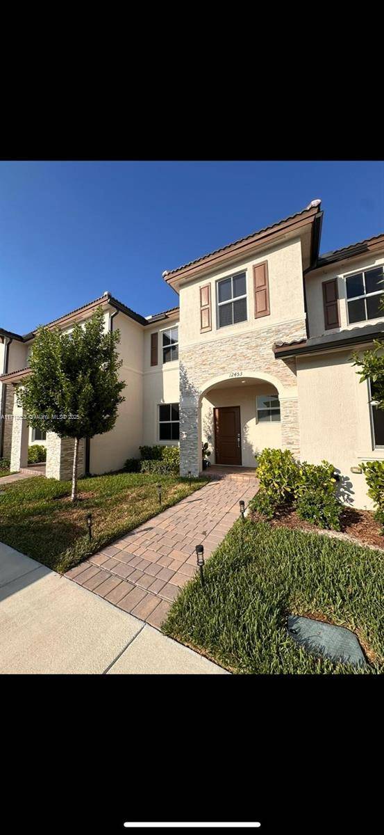 Spectacular Townhome in Westview, 3 2.