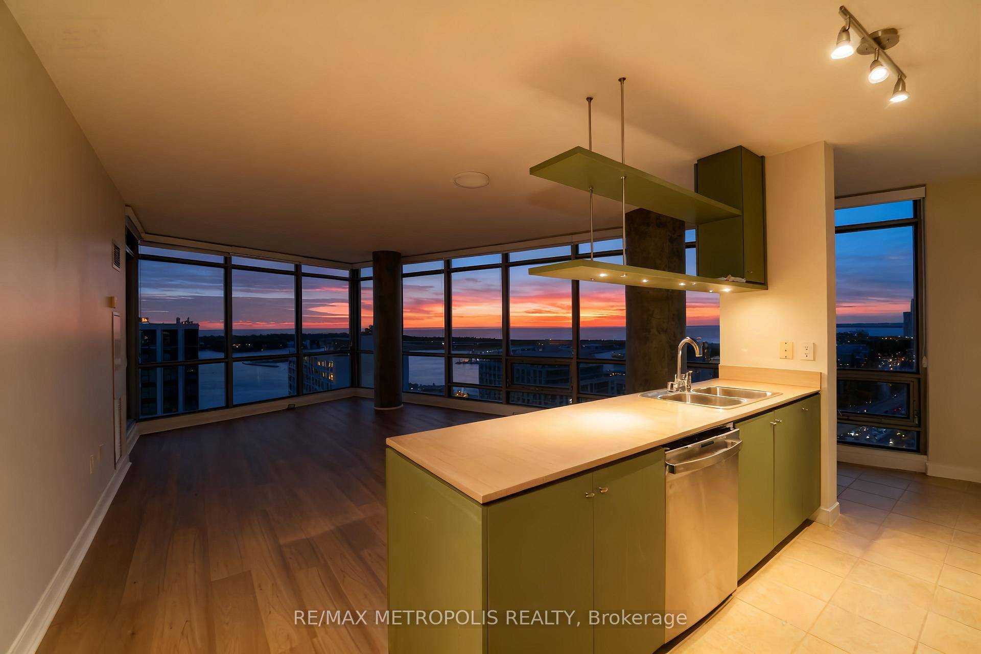 Million dollar views meet downtown sophistication in this exceptional corner suite at Harbourview Estates.