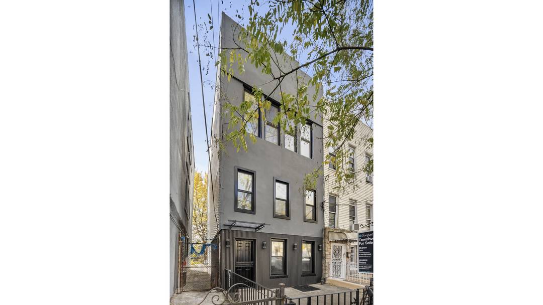 Open house is by appointment only 1998 Bergen Street Newly Renovated amp ; Flexible Townhome Opportunity Welcome to 1998 Bergen Street, a fully renovated townhome offering exceptional flexibility and multiple ...