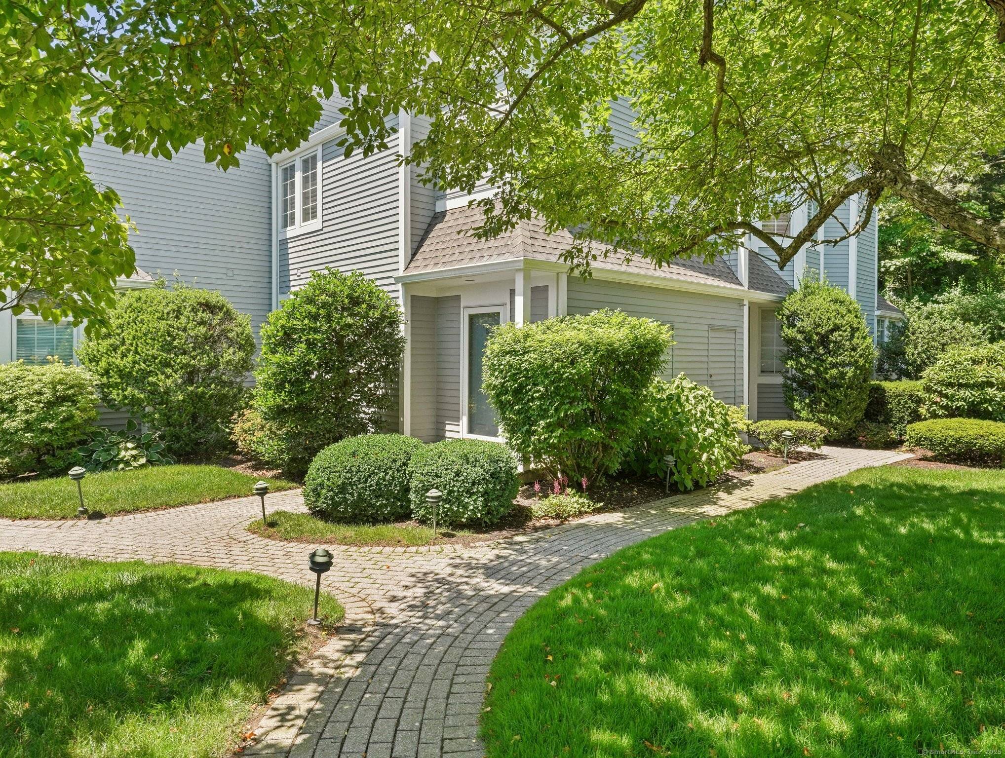 Welcome to Middlesex Commons Darien's most coveted condominium community !