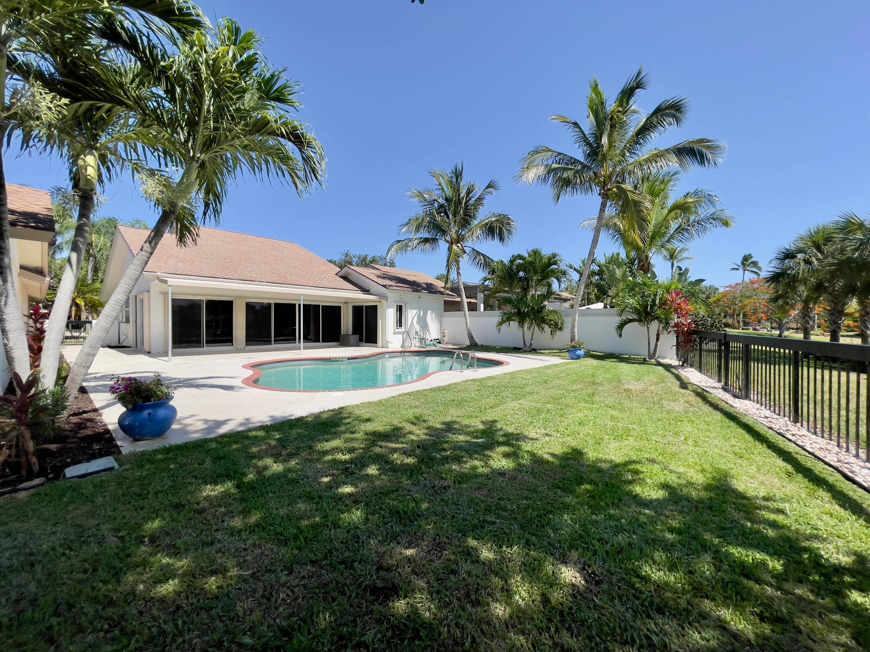 Beautiful lakefront Bluffs pool home.