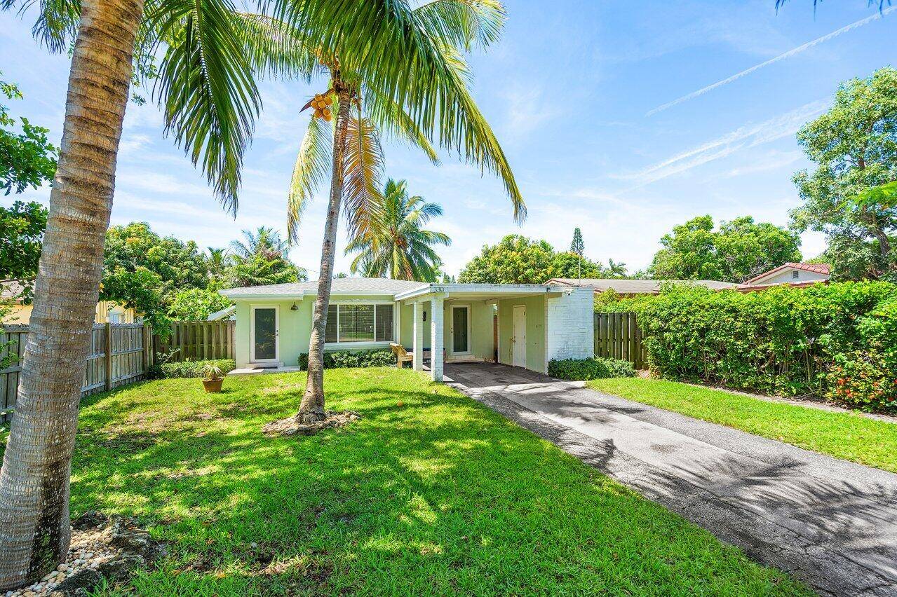 Discover this charming updated 2 bedroom, 1 bath home located in East Boca Raton.