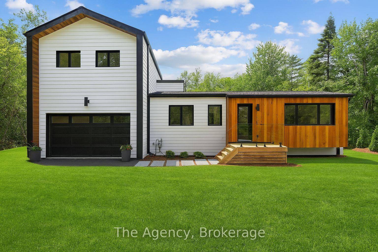 Spacious Muskoka Retreat on Over an Acre In Town Convenience Meets Modern Comfort.