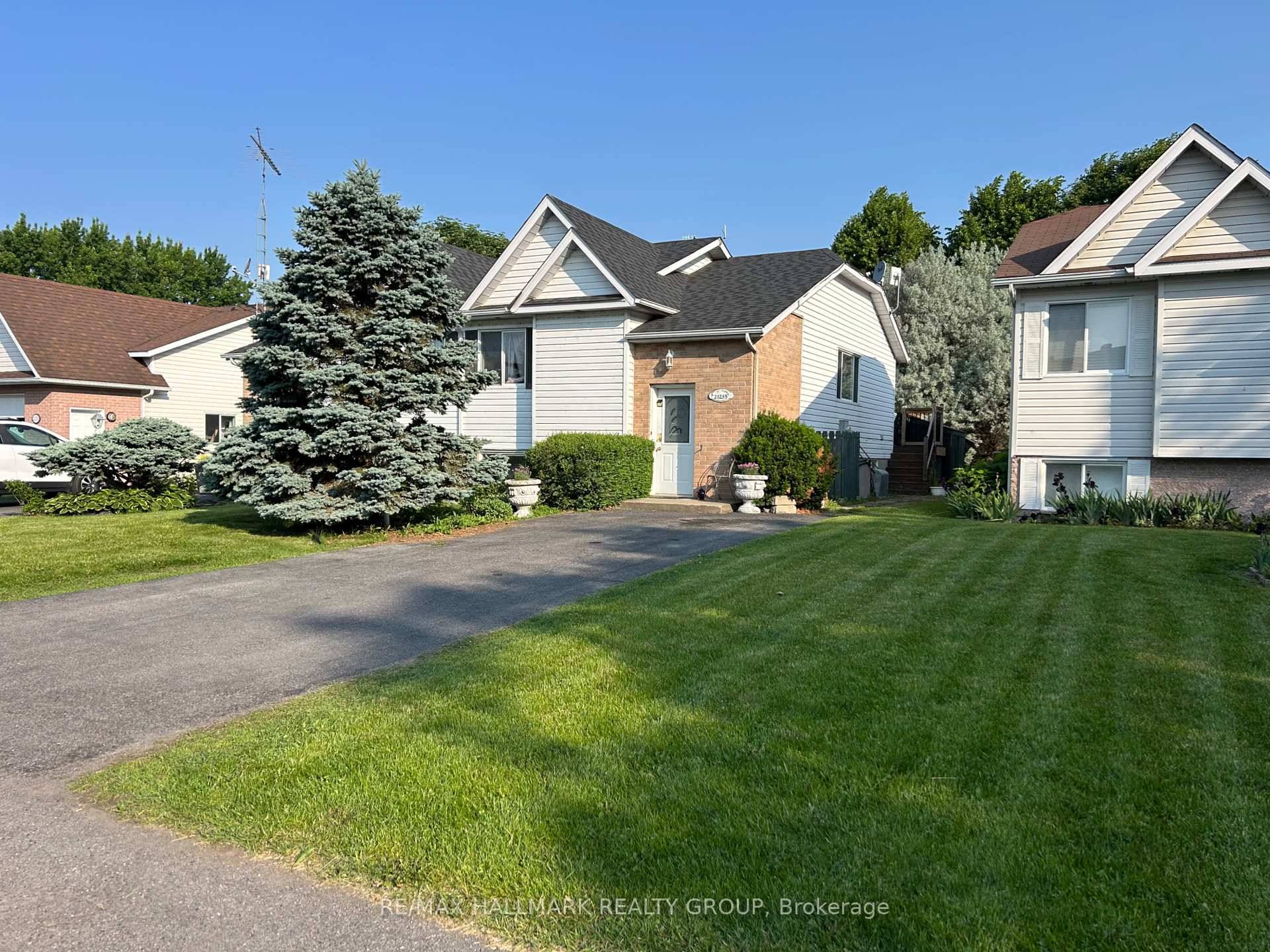 Welcome to Creg Quay Estates, a serene, adult only private community nestled along the stunning shores of Lake St.