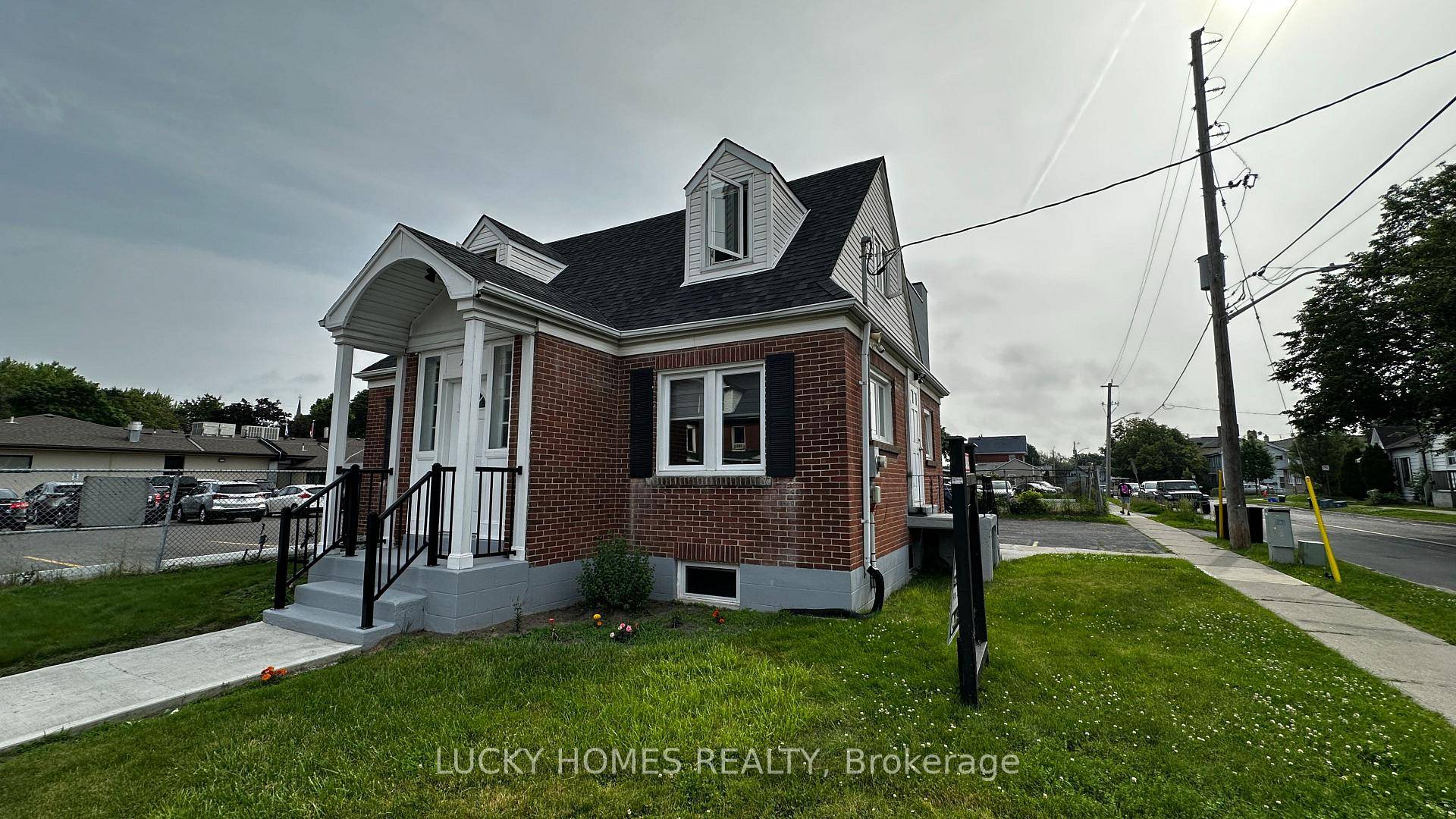 Legal Duplex, Fantastic Rental Opportunity in the Heart of Downtown Oshawa !