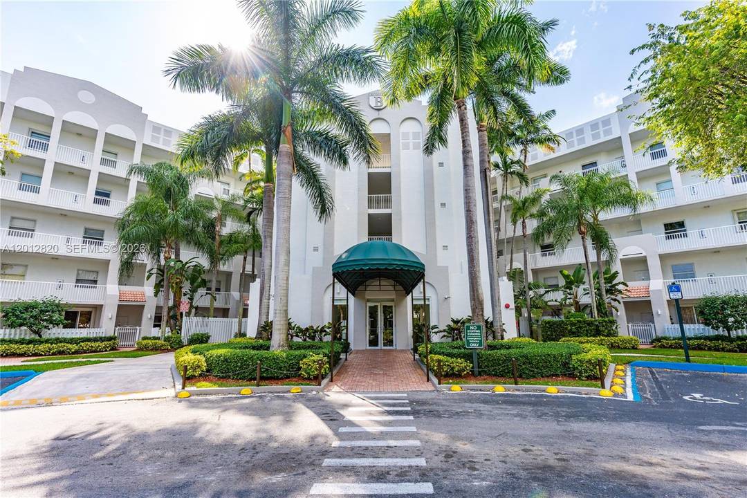 Located in Captiva, inside DORAL ISLES Community.