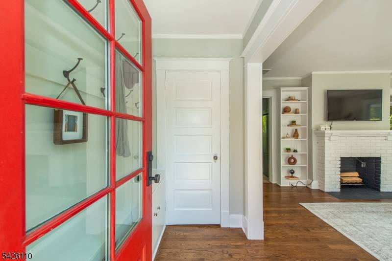 From the moment you step into this off the charts adorable SH Col, you're greeted by a sense of light calm.