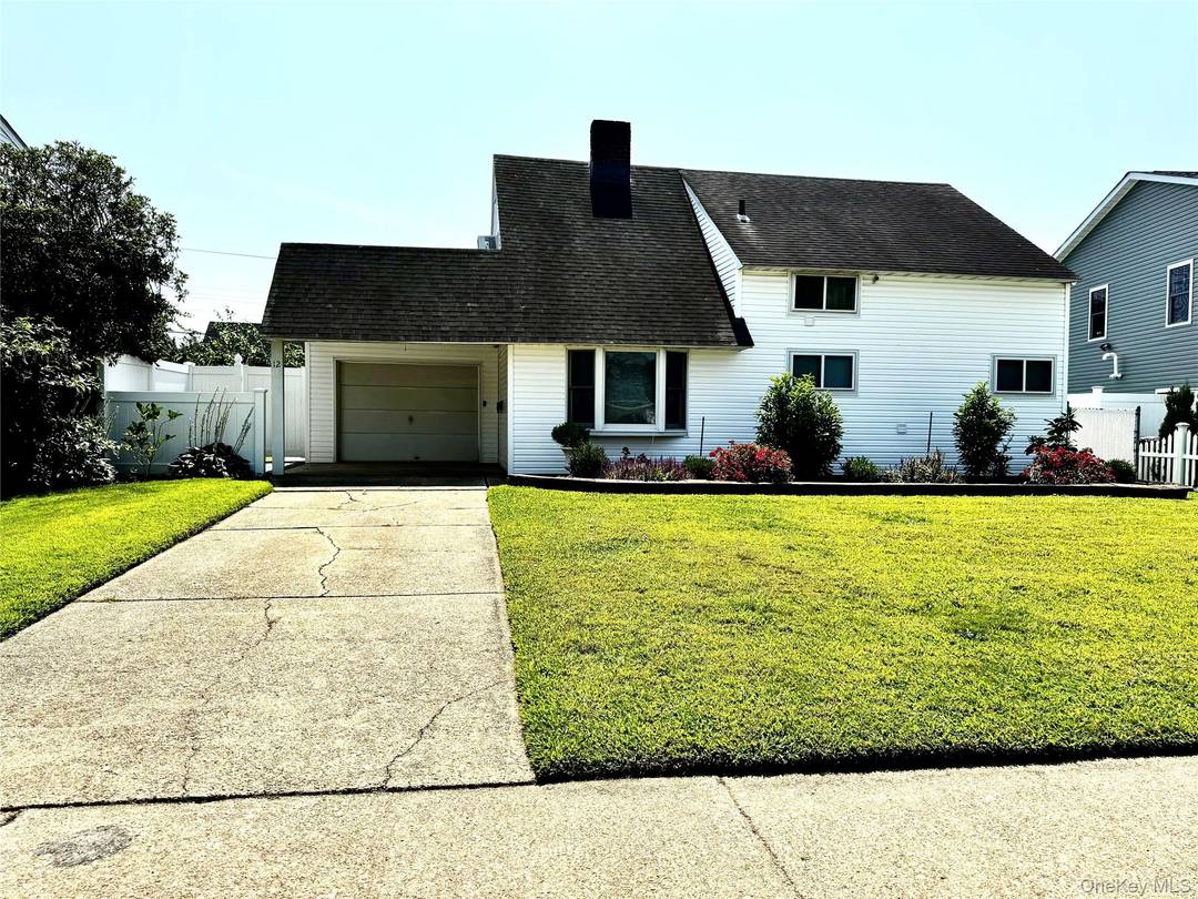 Beautiful 4 Bedroom 1. 5 Bath House Rental with Garage amp ; Nice Backyard !