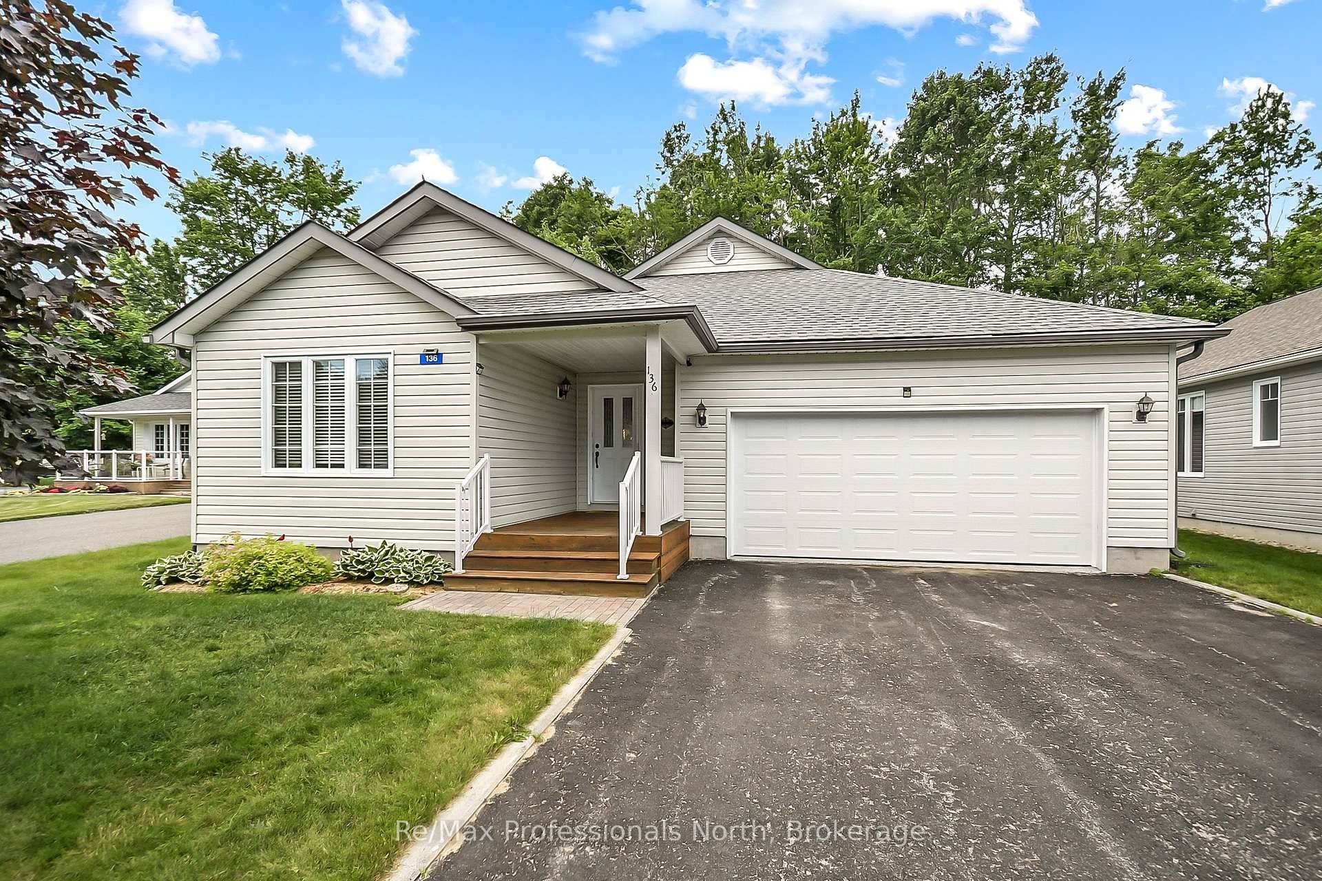Immaculate bungalow on private forested lot in Pineridge Gravenhurst !