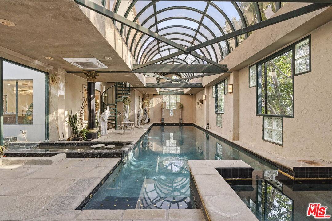 9213  Warbler Pl 5BR Sunset Strip La