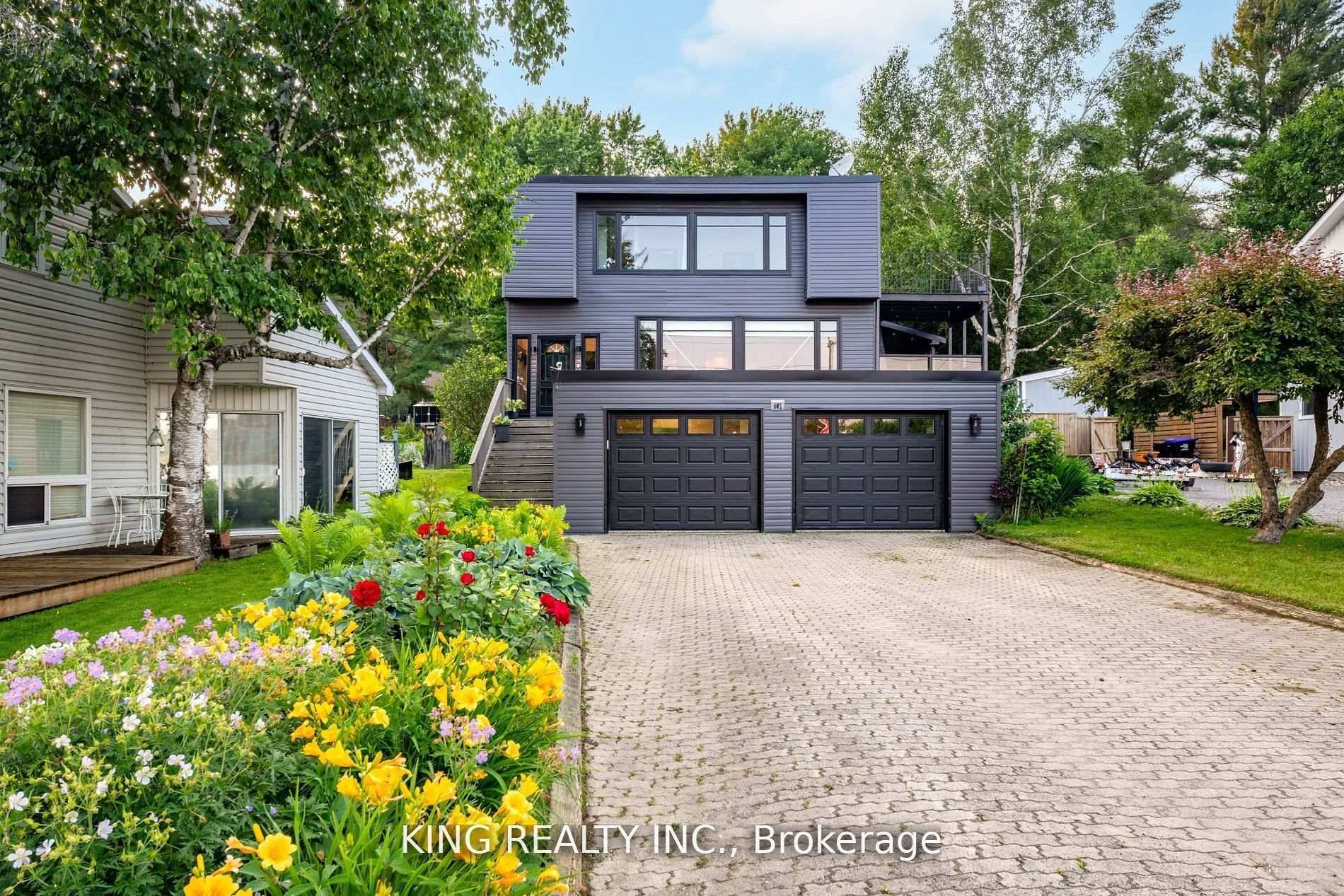 Welcome to your ideal waterfront escape on the shores of the outer harbour, with direct access to Georgian Bay.