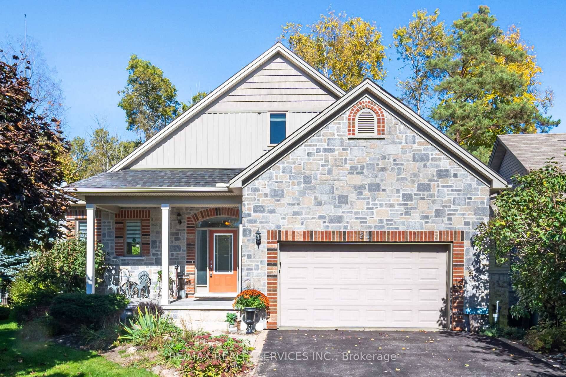 Welcome to this beautifully designed Bungaloft tucked away at the end of a quiet Court and backing onto environmentally protected land.