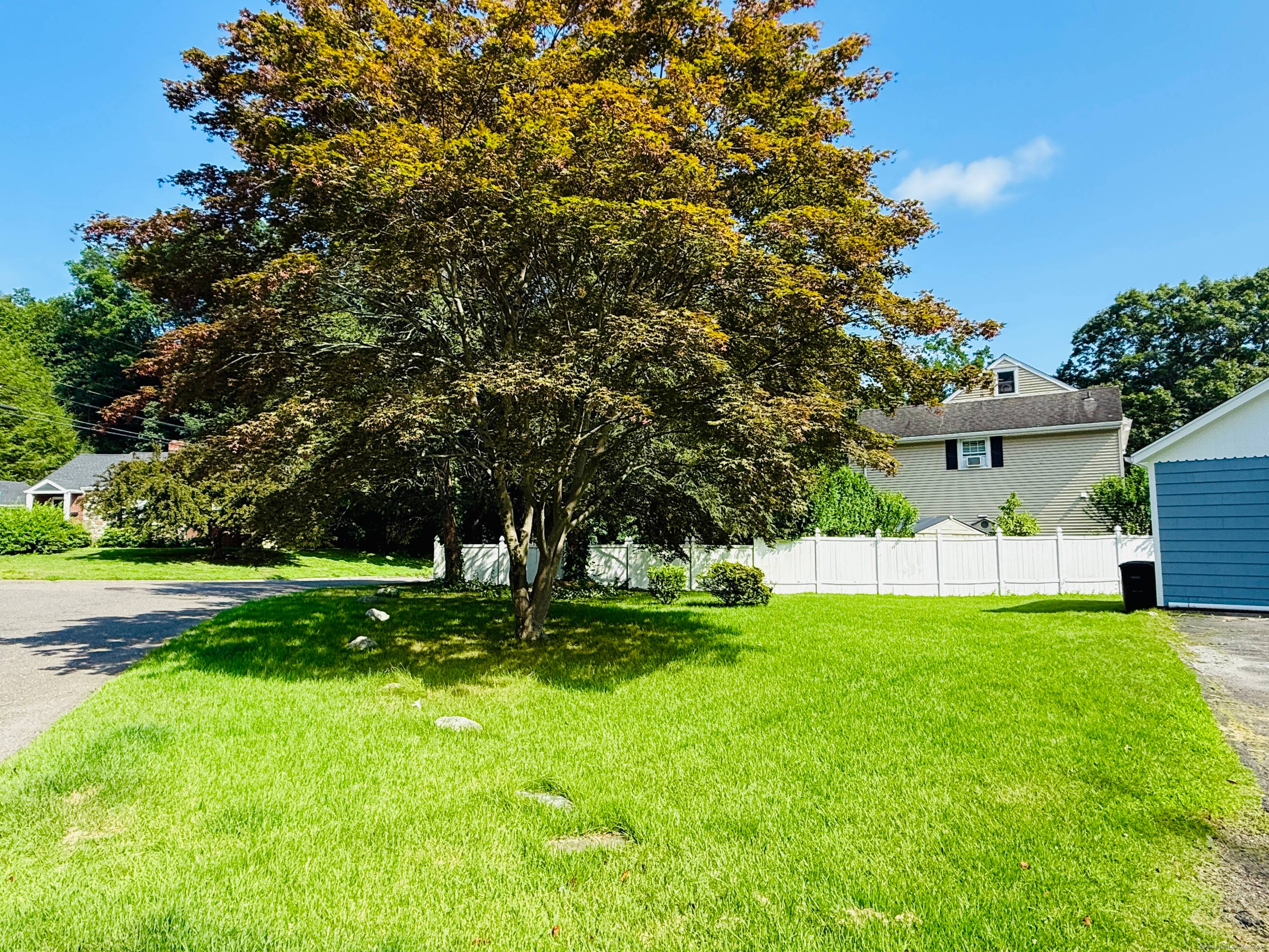 Welcome to 10 Meadowpark Avenue West, a beautifully maintained 3 bedroom, 2.