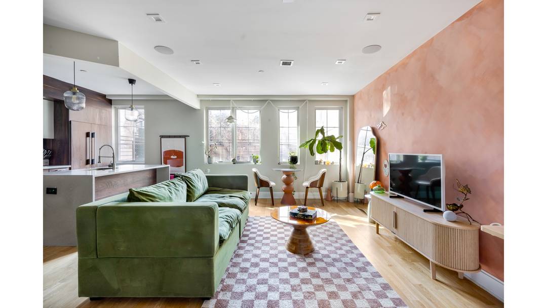 Welcome home to this over sized, extremely sunny, south facing, private loft like one bedroom duplex residence featuring an open island chef's kitchen and effortless indoor outdoor flow.
