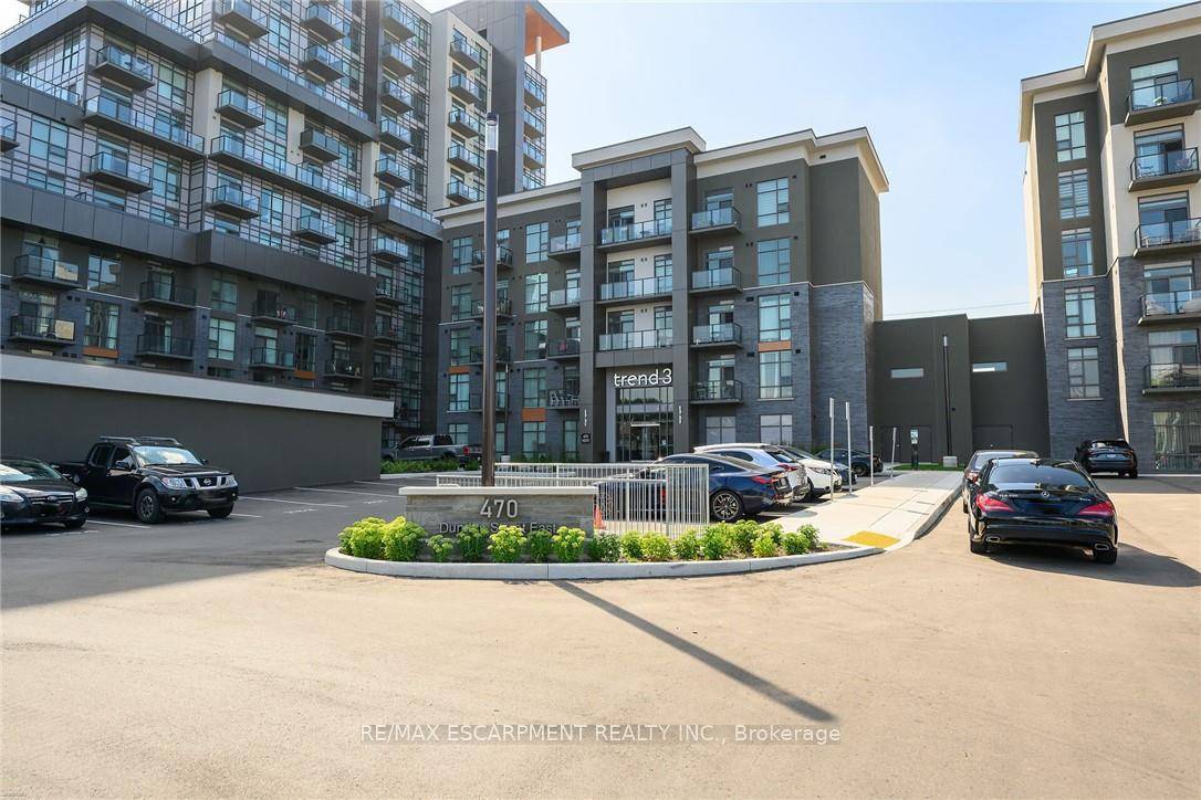 Welcome to this stunning 4th floor unit in the sought after Trend 3 building !