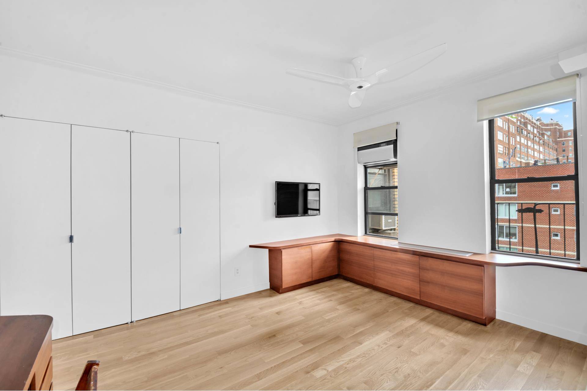 A stunning Triple Mint bright studio located in the heart of Chelsea, completely gut renovated a must see with the most beautiful details.