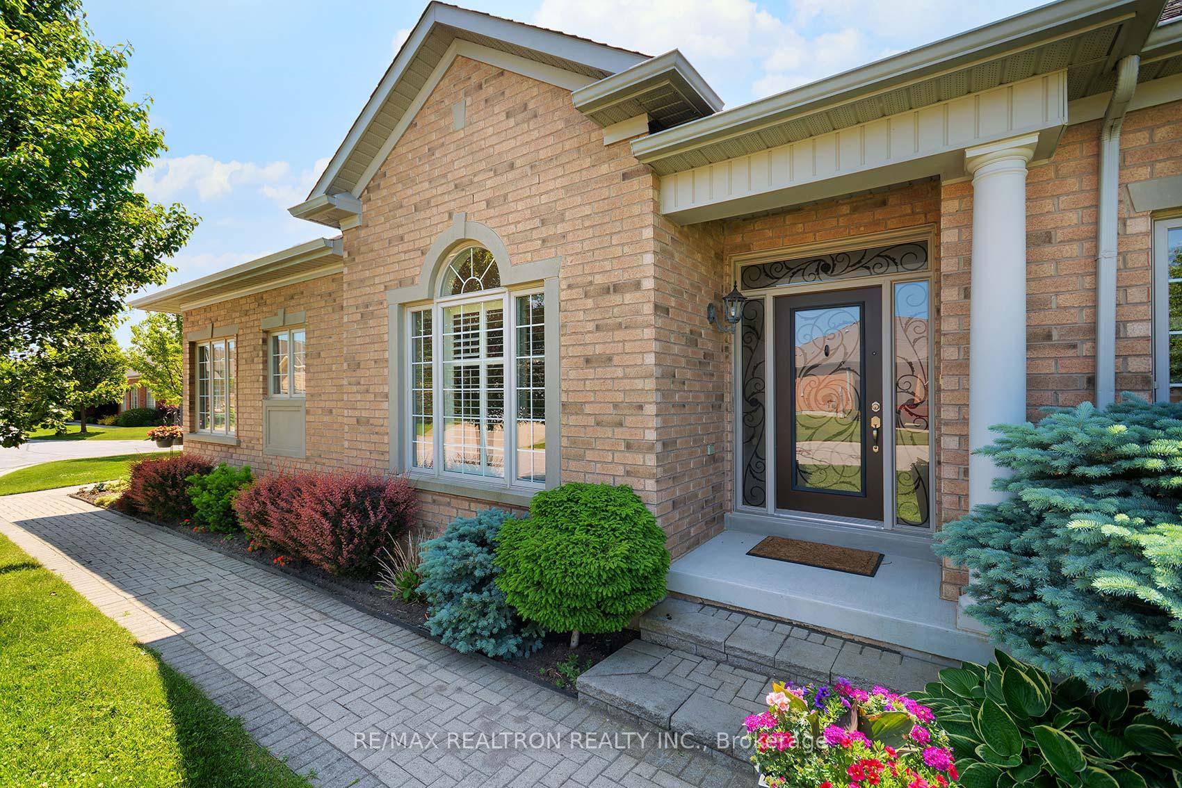 Fabulous Grand Cypress model in the Florida like Lifestyle Community of Ballantrae Golf Course !