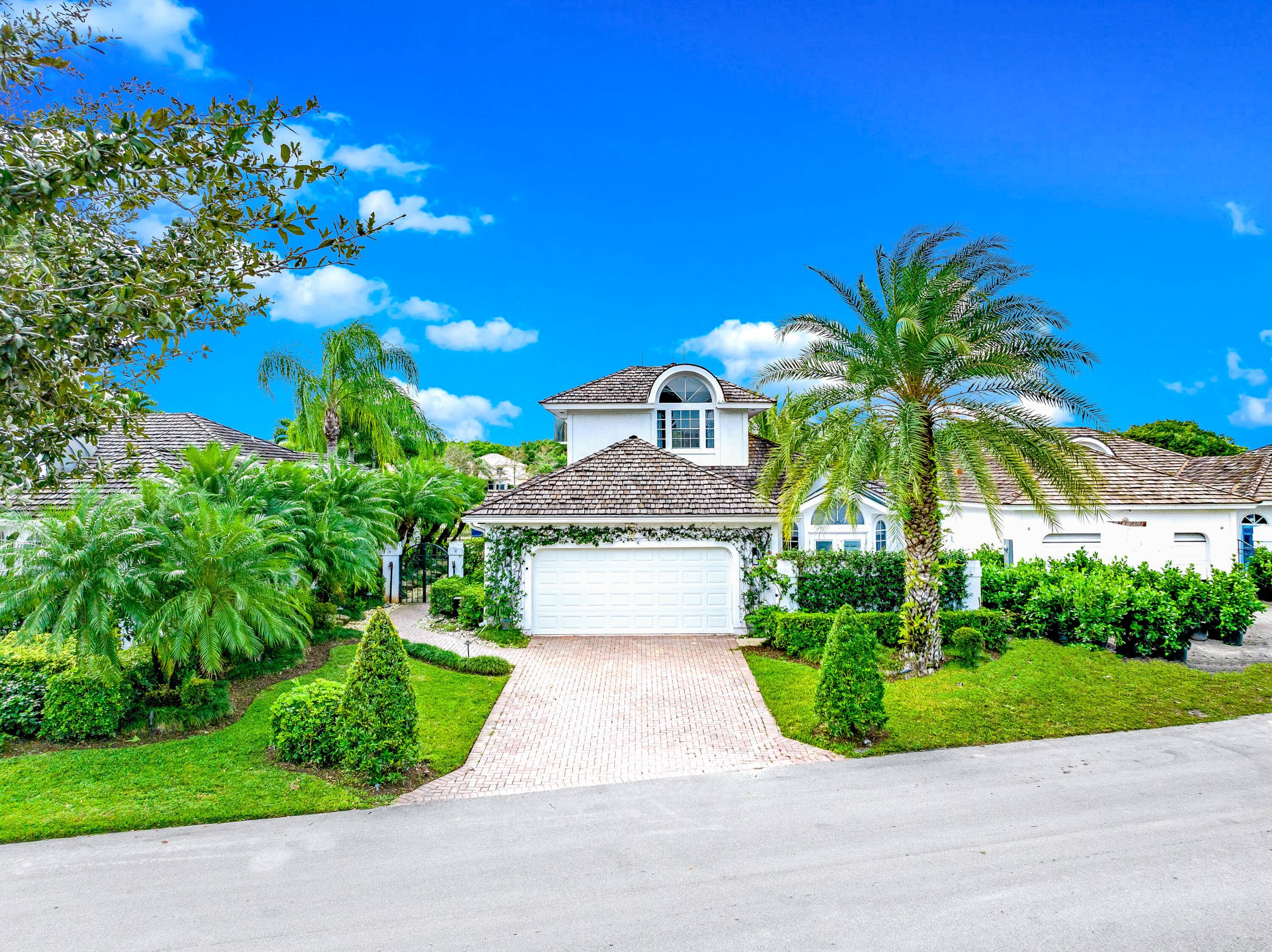 Stunning golf waterfront in the heart of Wellington equestrian community, the perfect place to call home.