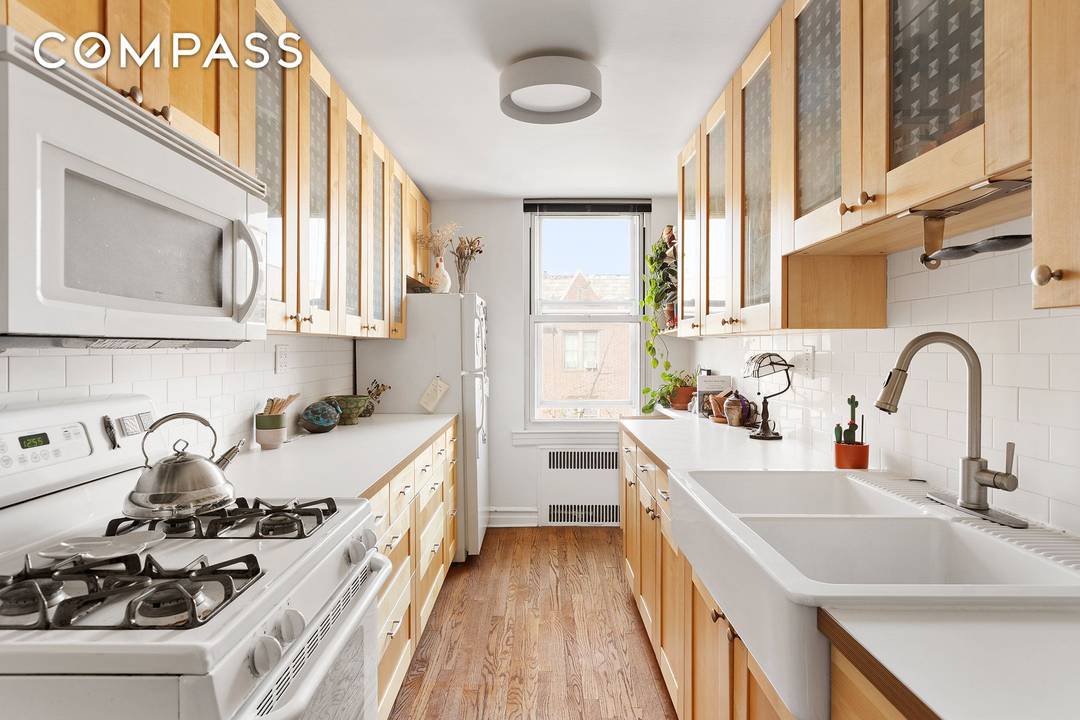 This sunny and spacious 925 square foot corner 1BR 1BA is sure to charm you.