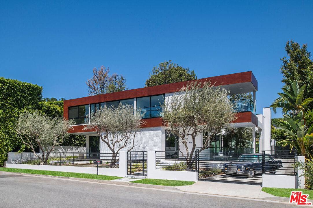 1729   ANGELO DR Beverly Hills Flats LA