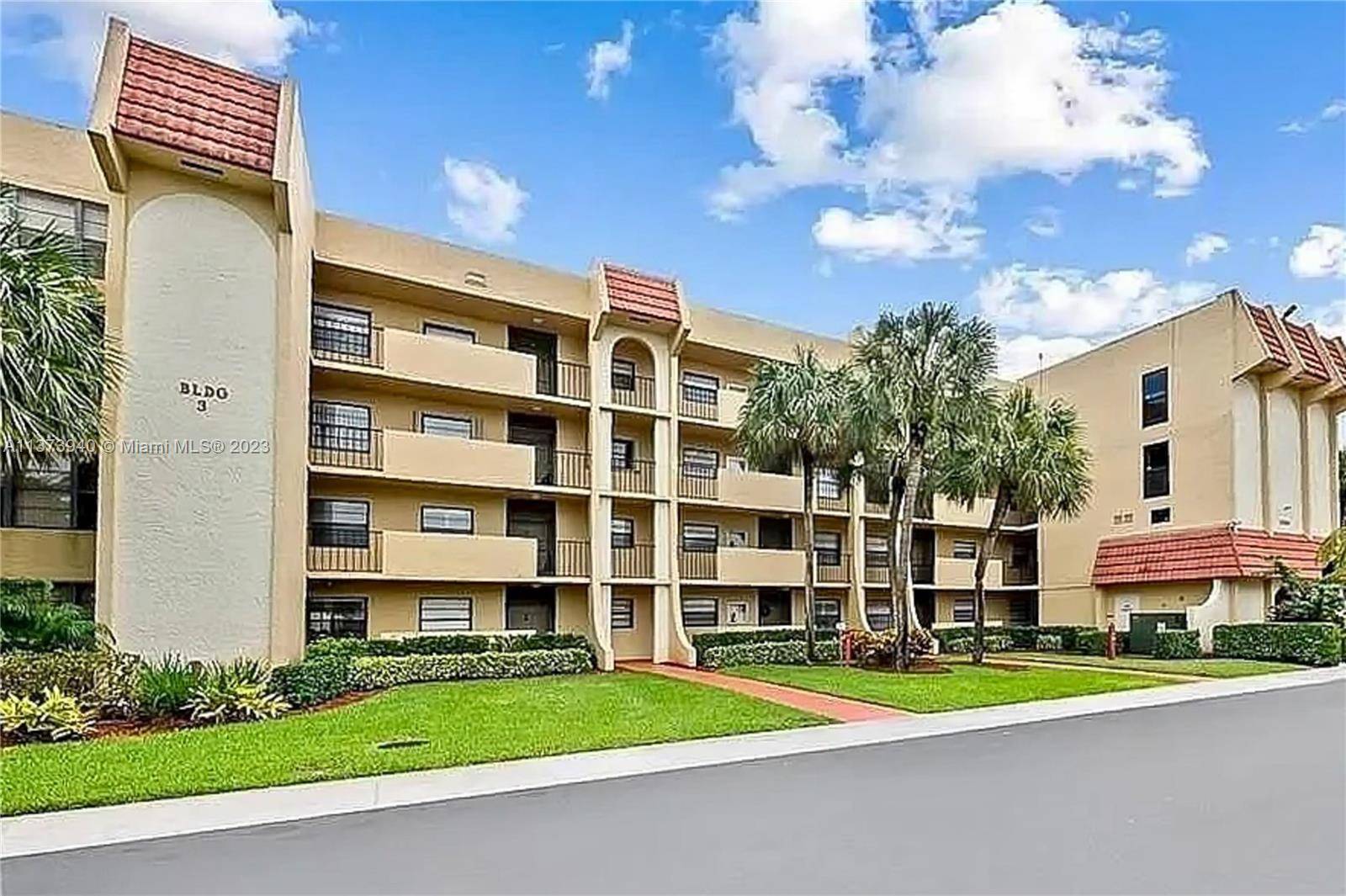 BEAUTIFUL REMODELED 2 2 UNIT IN DESIRABLE PINES OF BOCA BARWOOD, ALL AGES, 3RD FLOOR UNIT WITH ELEVATOR IN BUILDING, LARGE SCREENED IN PATIO OVERLOOKING WELL KEPT LAWN AND LANDSCAPING.