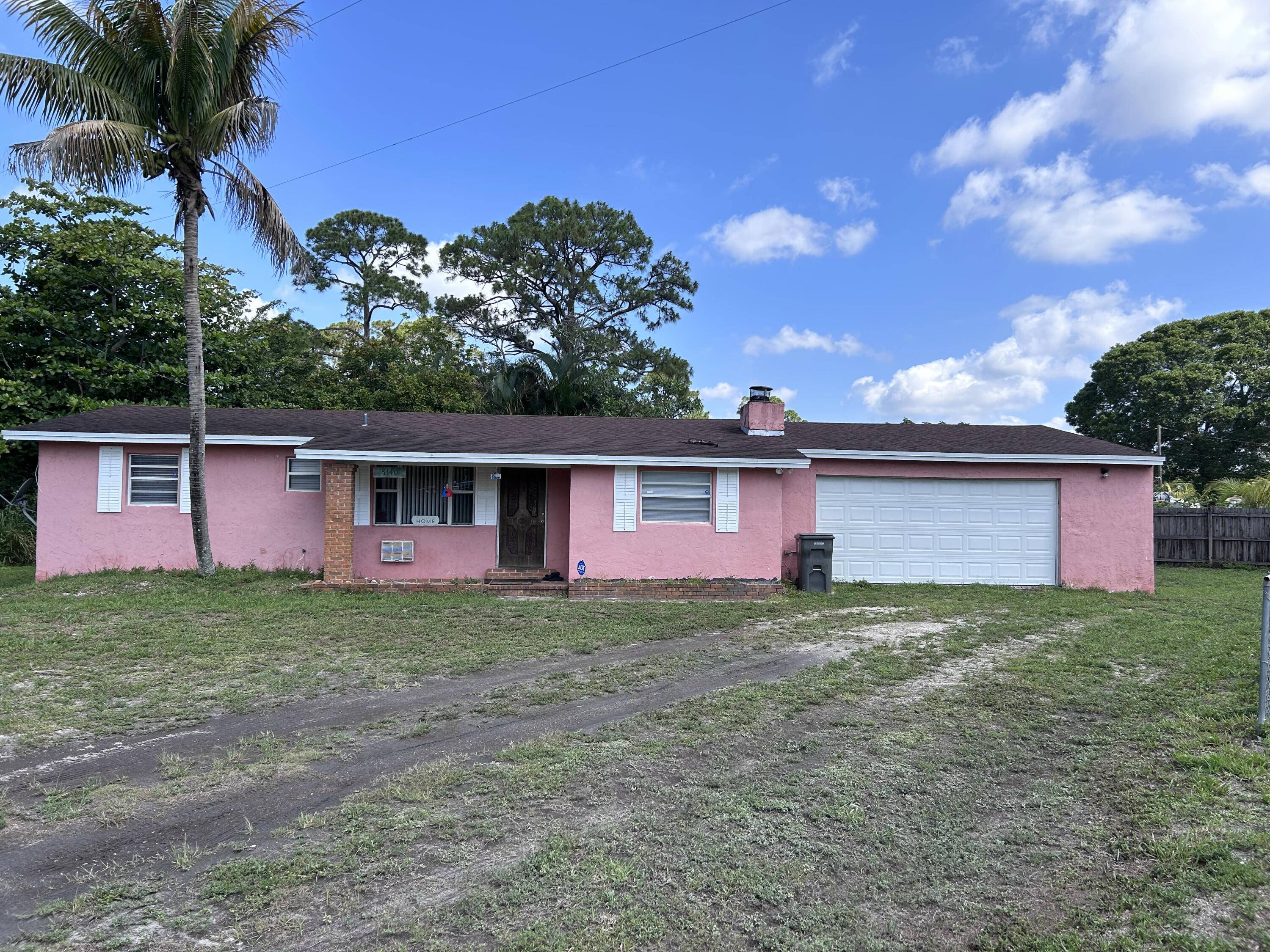 Discover a Piece of ''Old Florida'' Charm on a Sprawling Corner Lot !