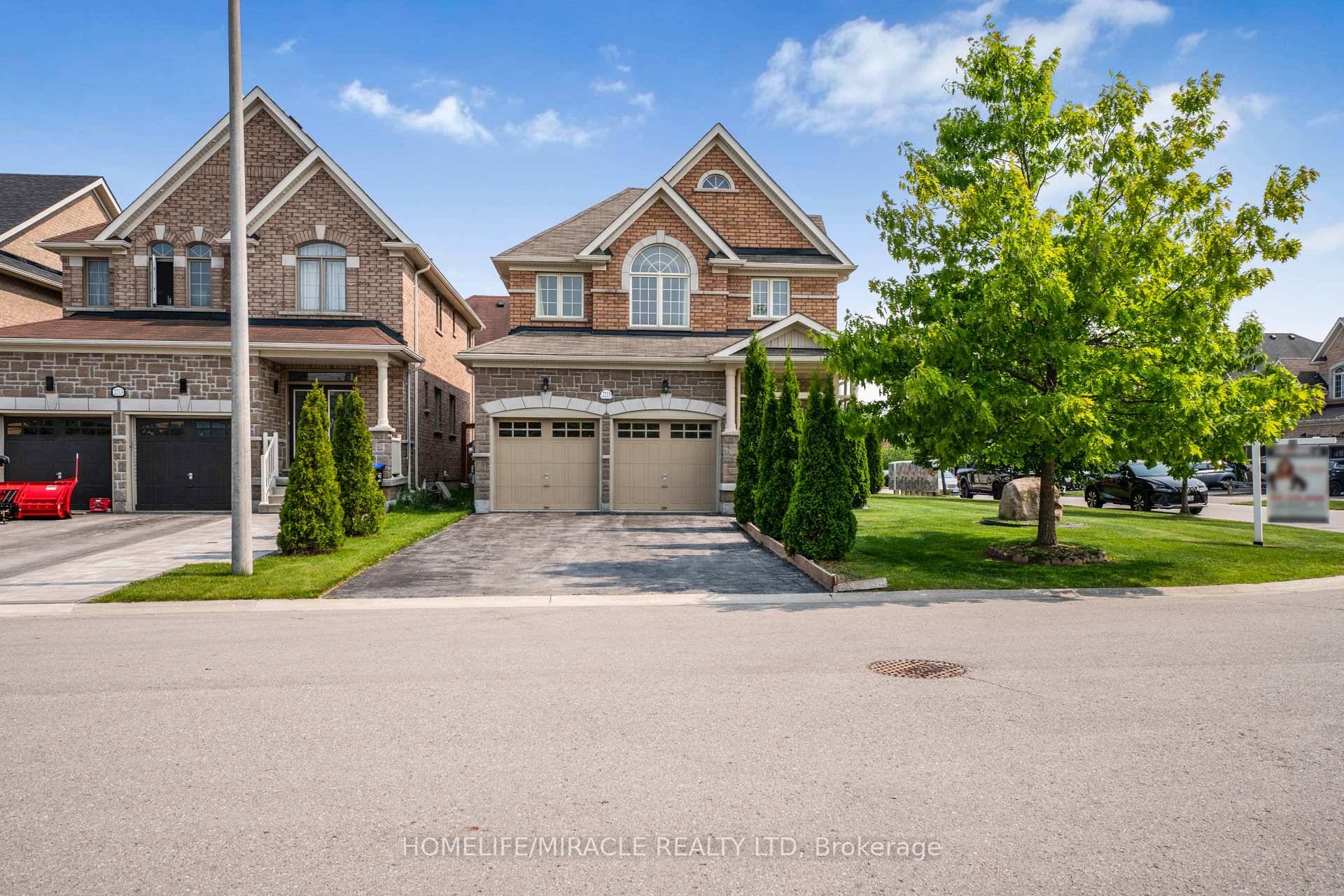 PREMIUM CORNER LOT ! ! Welcome to 2215 Dawson Crescent located in the desirable community of Alcona, just minutes to Innisfil Beach with easy access to the Marina.