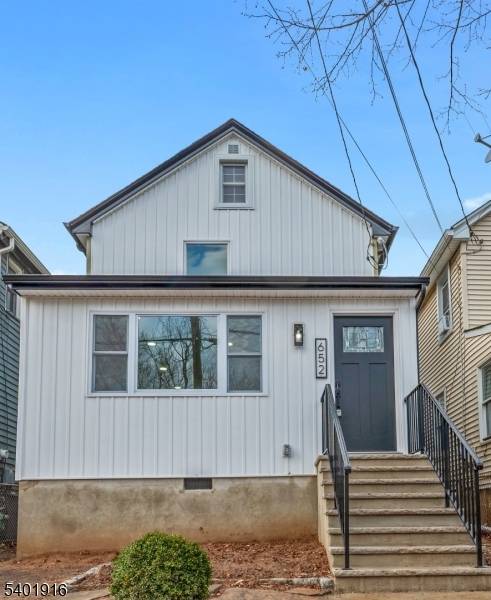 Move right into this fully renovated 2 bedroom, 1.