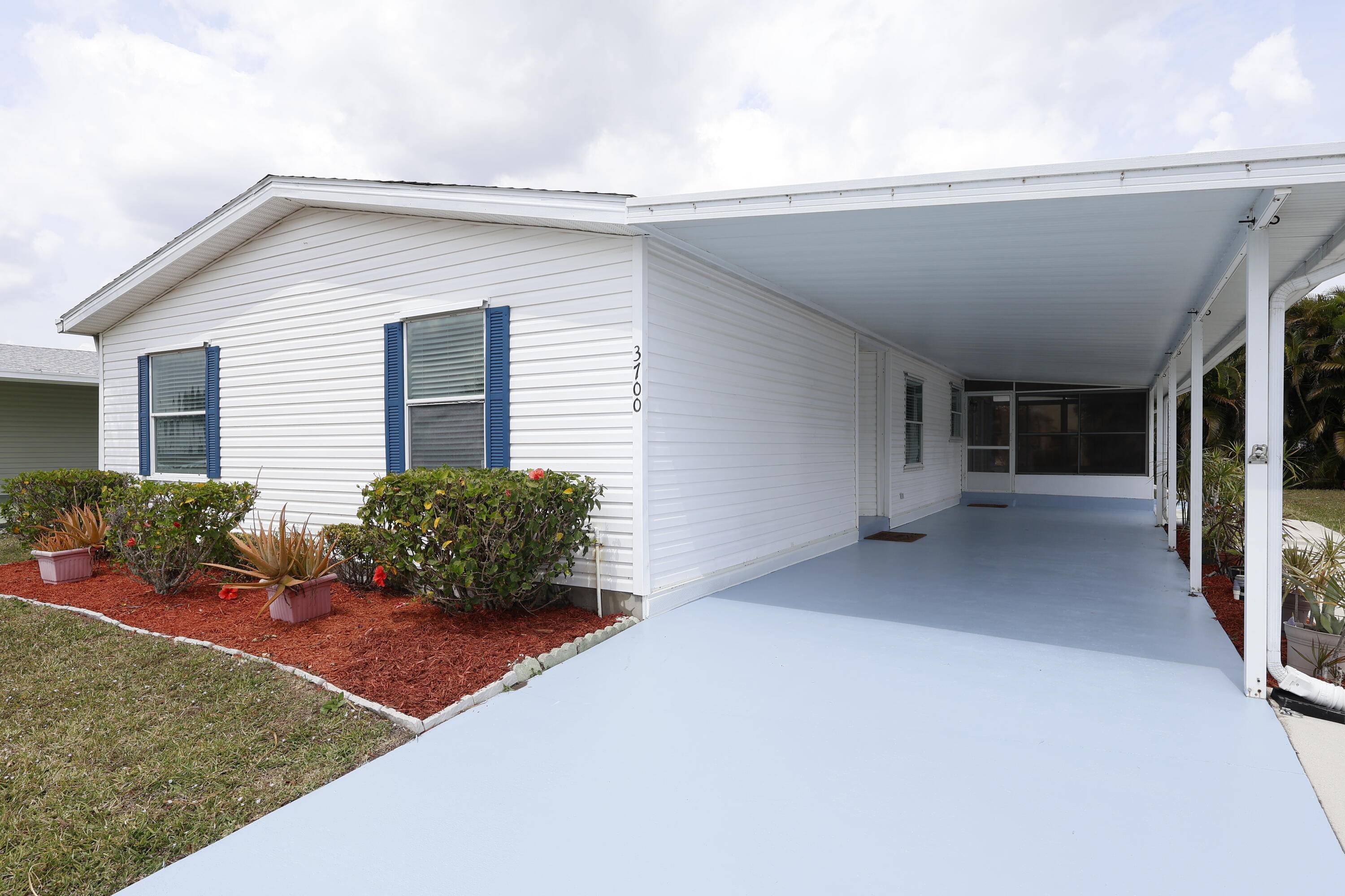 Move In Ready 2 2 Den in Savanna Club 55 Community Upgraded Modern !