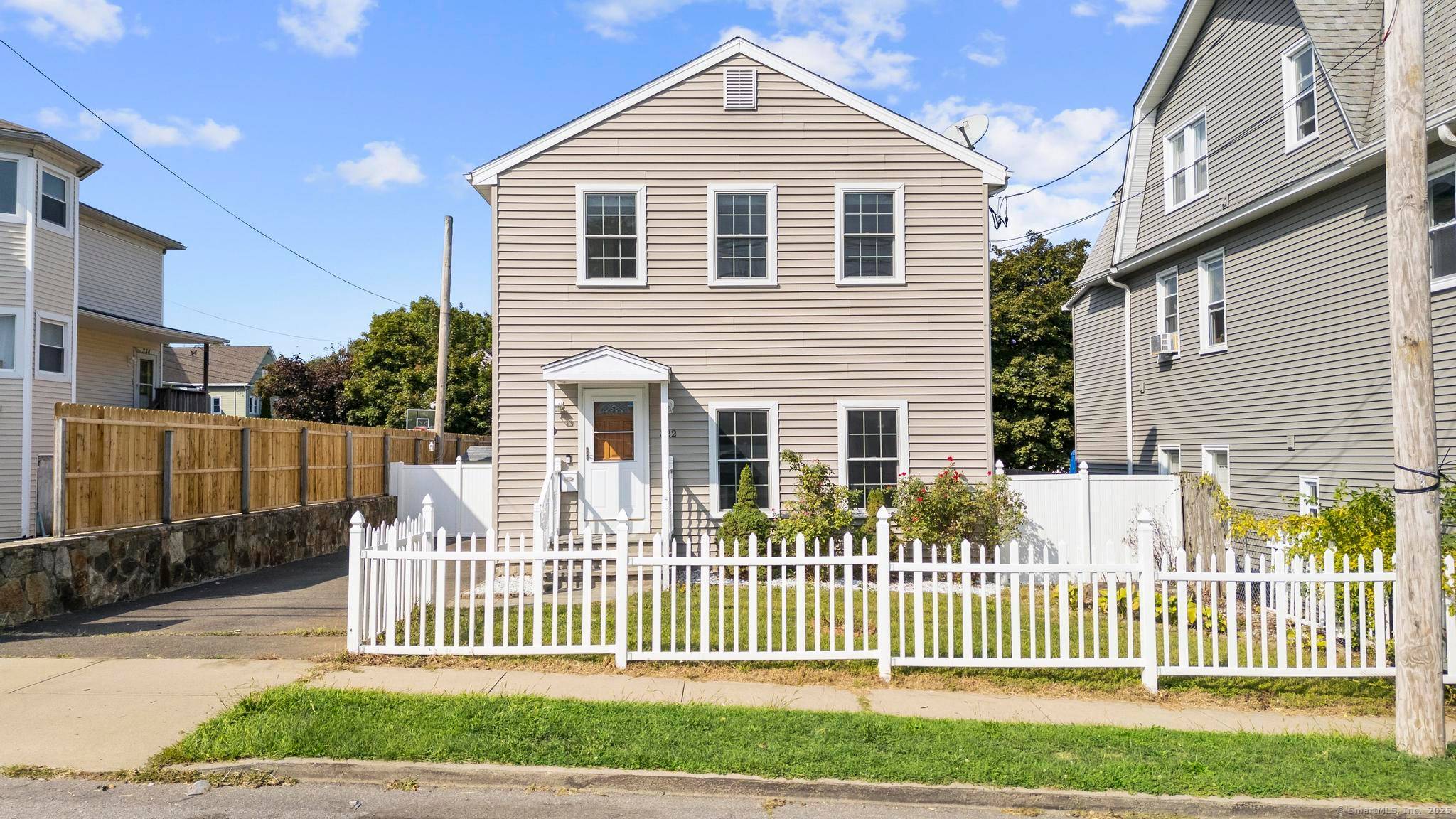 Ideal for LONG TERM TENANTS, TRAVEL NURSES, and SACRED HEART COMMUTERS, this freshly updated rental is only a 10 15 MINUTE COMMUTE from Sacred Heart University and offers FLEXIBLE LEASE ...