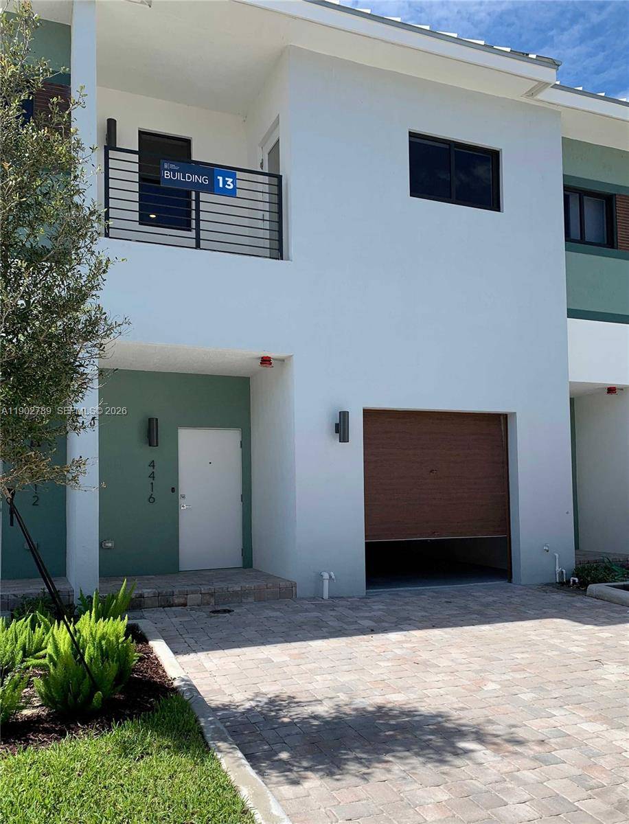 This beautiful 2 story townhouse is located in the desirable gated community of Strata at Plantation.