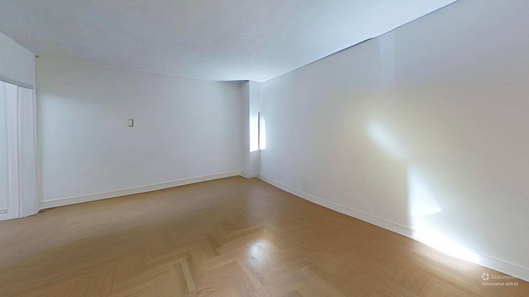 Welcome to 122 Ashland Place, Apartment 3C, a beautifully positioned home in the heart of Downtown Brooklyn, one of the borough's most vibrant and culturally rich neighborhoods.