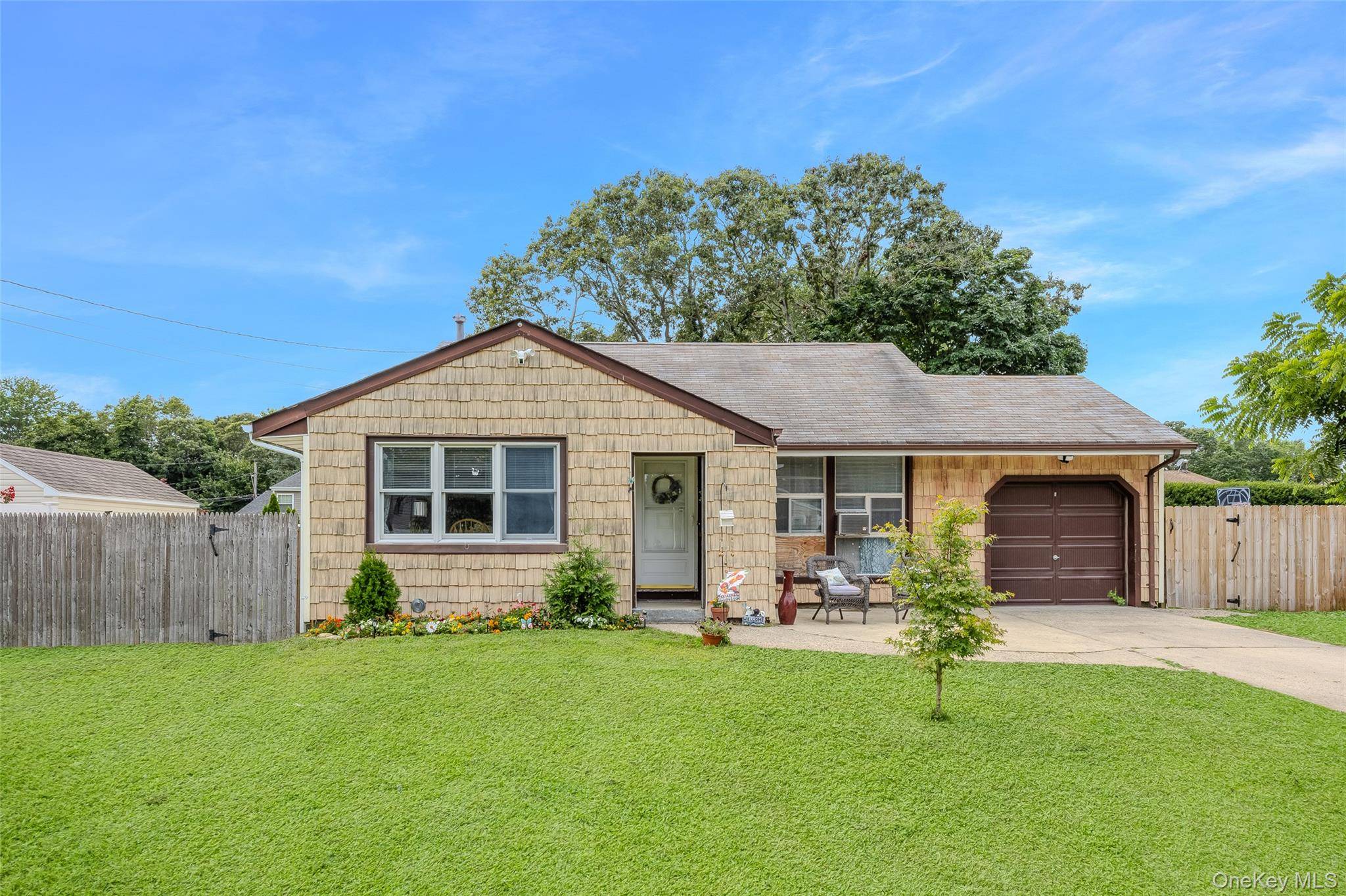 New to the market 4 5 br 2 bth split ranch conveniently located near parks, schools, shopping, dining, and major roadways.
