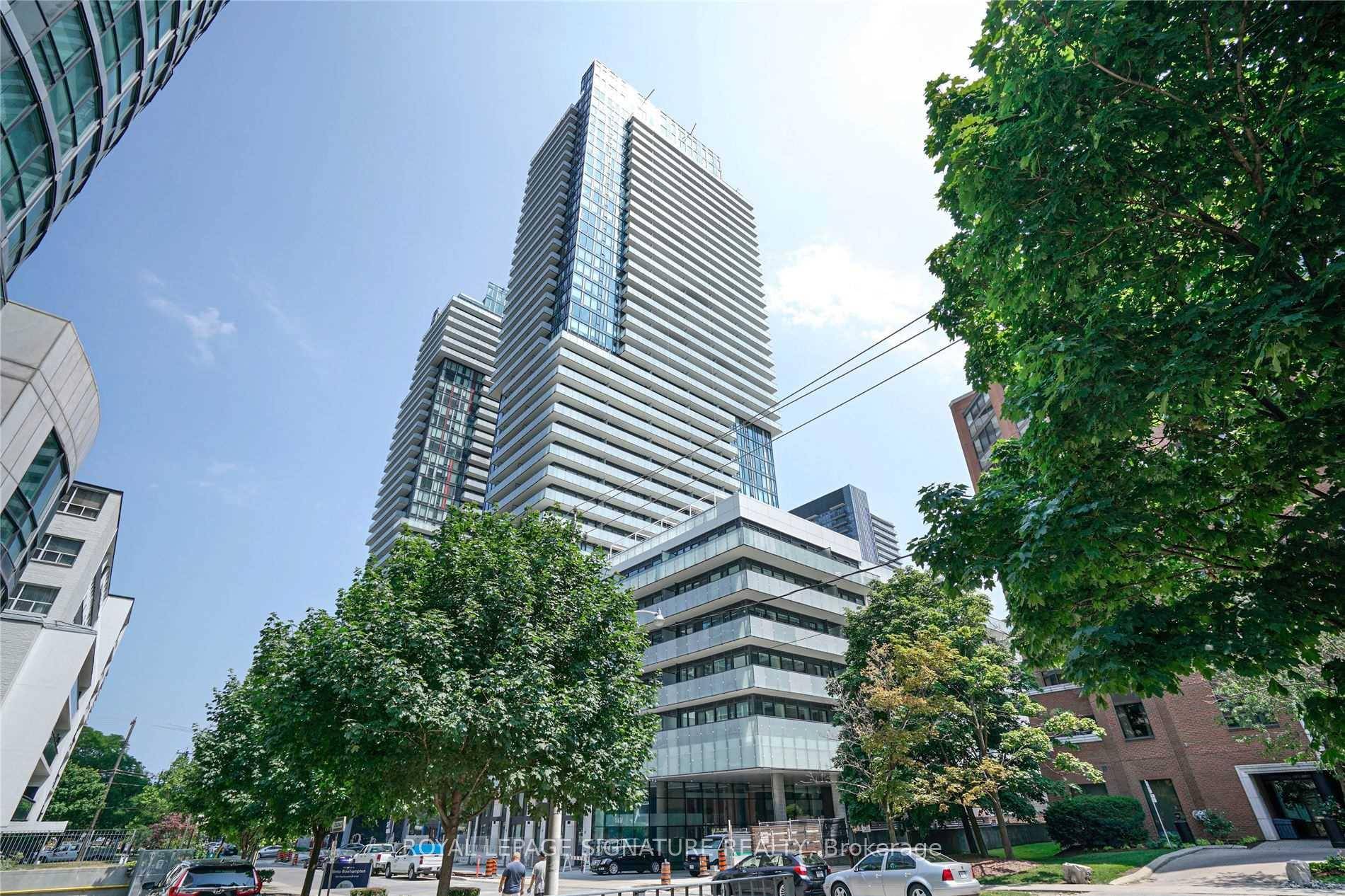 Modern 1 1 Den Condo unit with a locker in the prestigious Yonge Eglinton area.