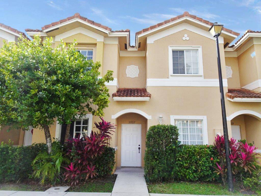 Welcome to Riverside Townhomes in Tamarac !