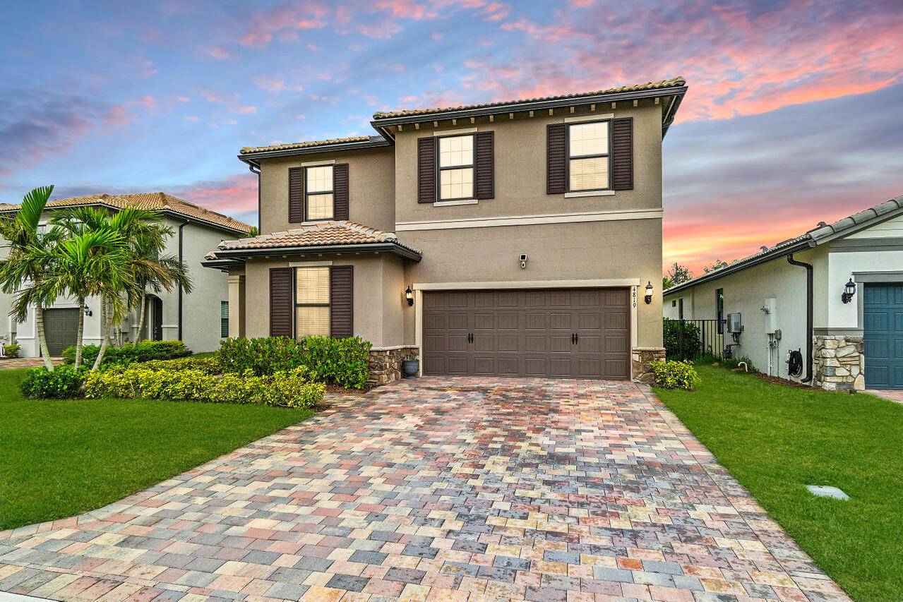Welcome to this stunning 2023 new construction single family home built by DiVosta Homes, offering 2600sq.