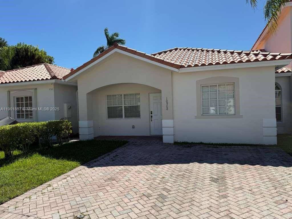 Renovated, spacious 3 bed, 2 bath townhouse located in a well kept community of Eureka Palm Garden.