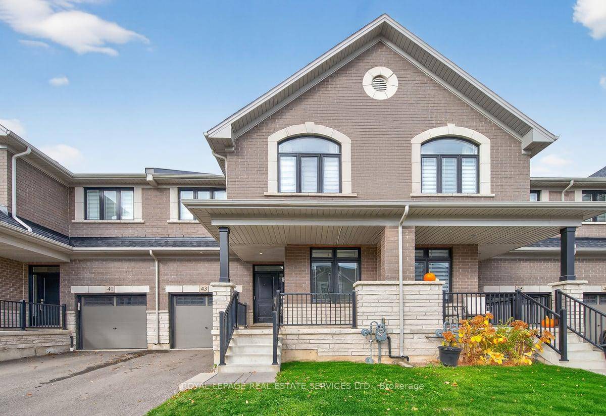 Townhome in desirable Waterdown East !
