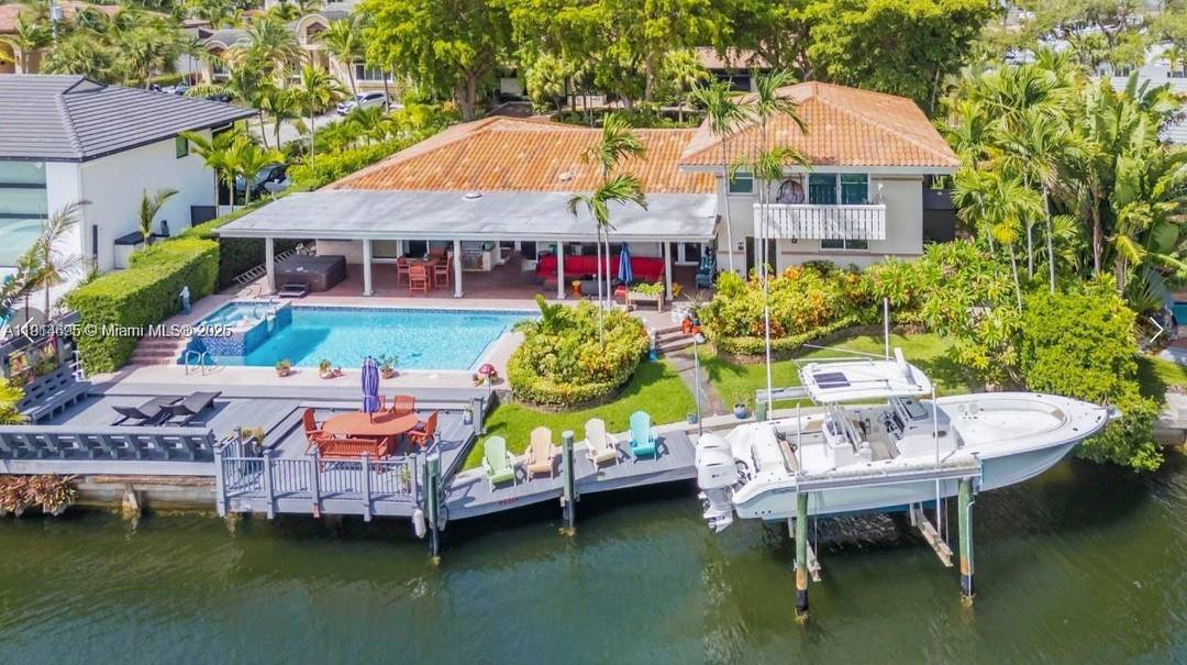 SANS SOUCI ESTATES 105' OF WATERFRONT oversized lot for a LARGE YACHT !