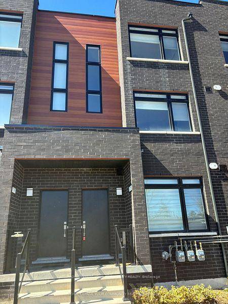 Located in the heart of Richmond Hill, this bright and spacious townhome is the perfect place to call home !
