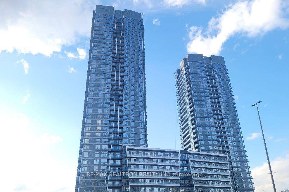 Newer Spacious 1 Bedroom Den Condo Unit At Promenade Mall 9 Ceiling Bright And Functional Layout 620 Sq.