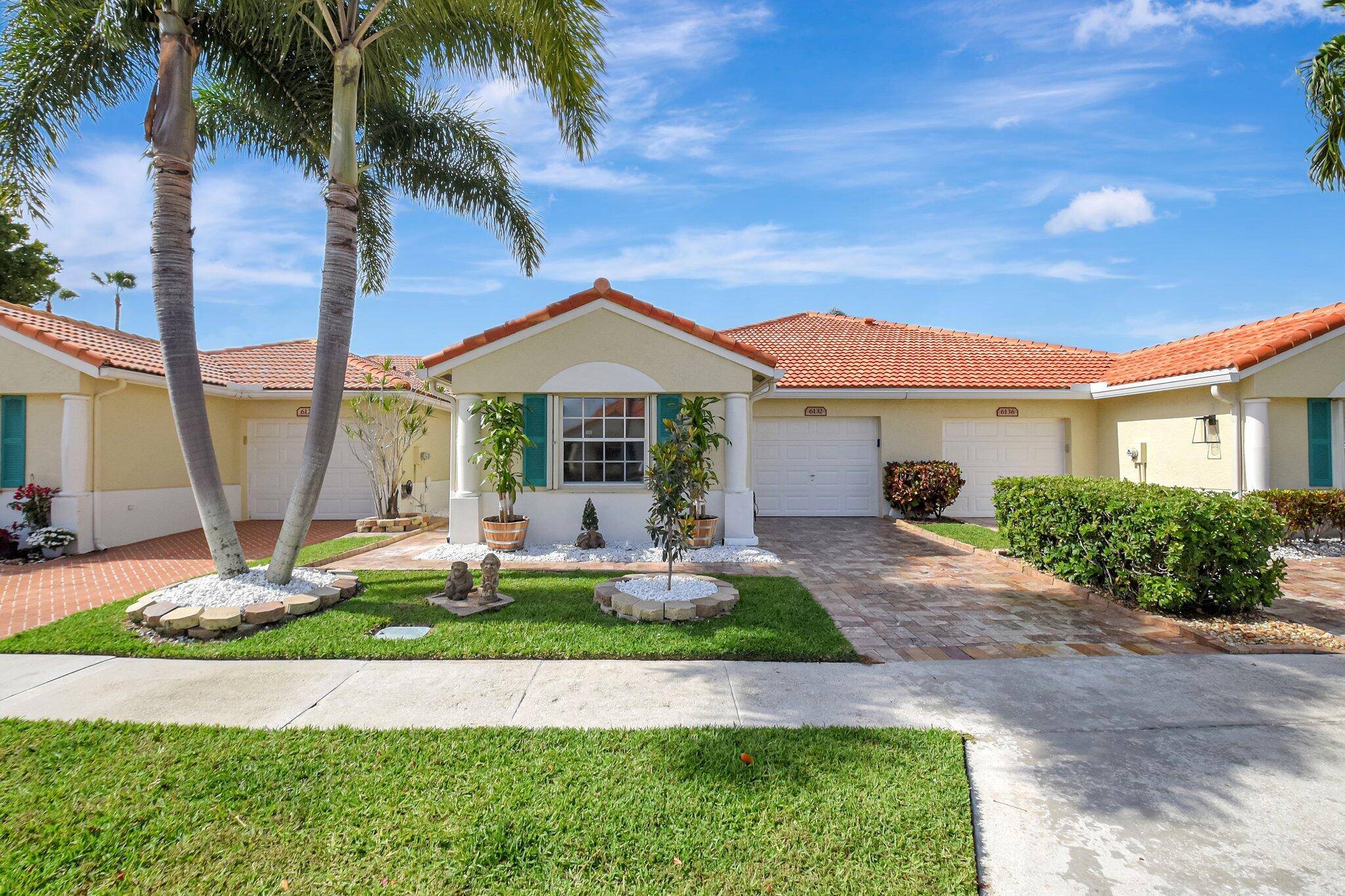NEW ROOF 2023 ! 3 bed, 2 bath villa in the welcoming 55 community of Floral Lakes.