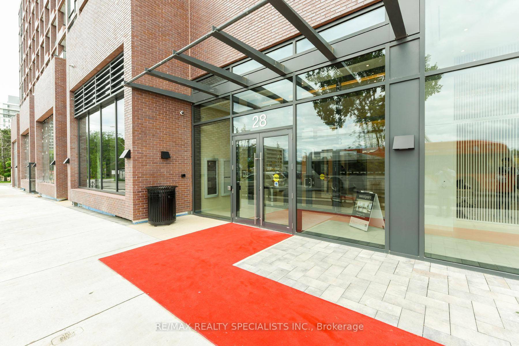 Experience Luxurious Living in the Heart of Port Credit !