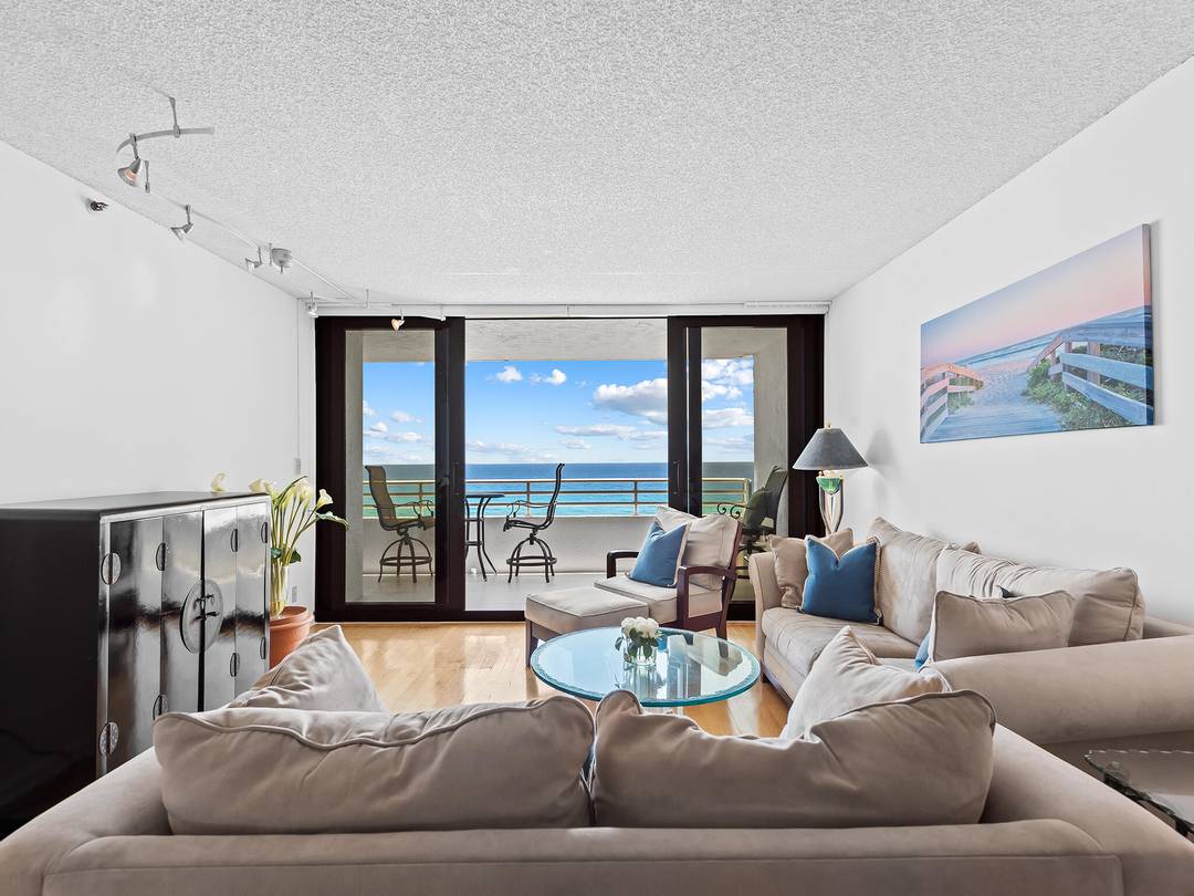 Fantastic direct ocean views !