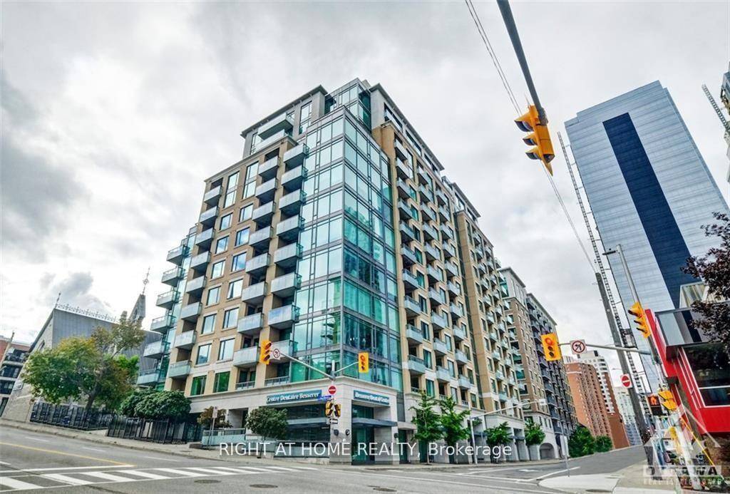 Welcome to this stunning luxury 1 bedroom condo with a convenient study nook, perfectly located in the heart of downtown.